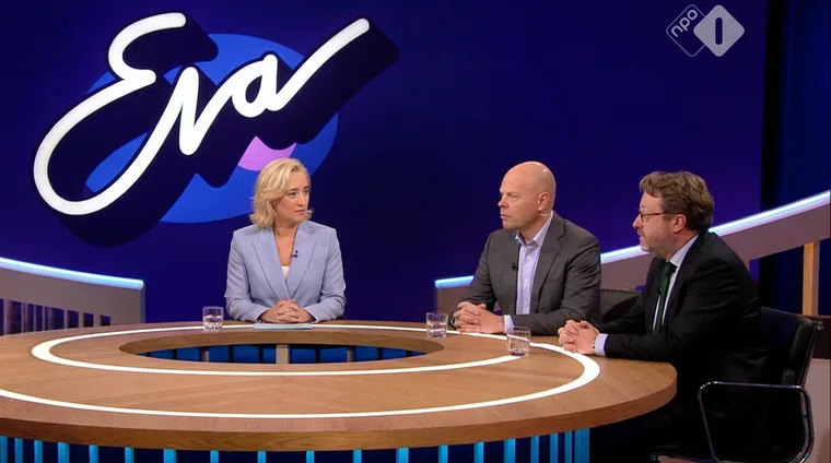 Eva Jinek aan tafel met Sleijpen en Bouman, begin van het gesprek